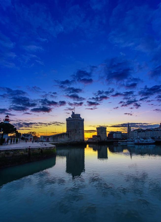 Charmant Cocon Iode Cosy Equipe, Baigne De Lumiere, Situe Au Coeur De La Rochelle A 1Min A Pied Du Marche Central Avec Tv Et Wifi Exterior photo