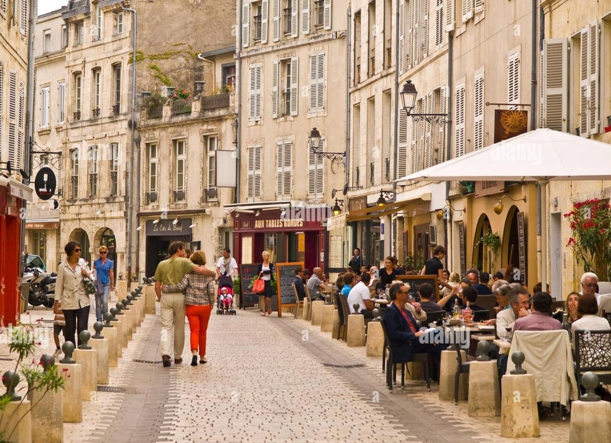 Charmant Cocon Iode Cosy Equipe, Baigne De Lumiere, Situe Au Coeur De La Rochelle A 1Min A Pied Du Marche Central Avec Tv Et Wifi Exterior photo