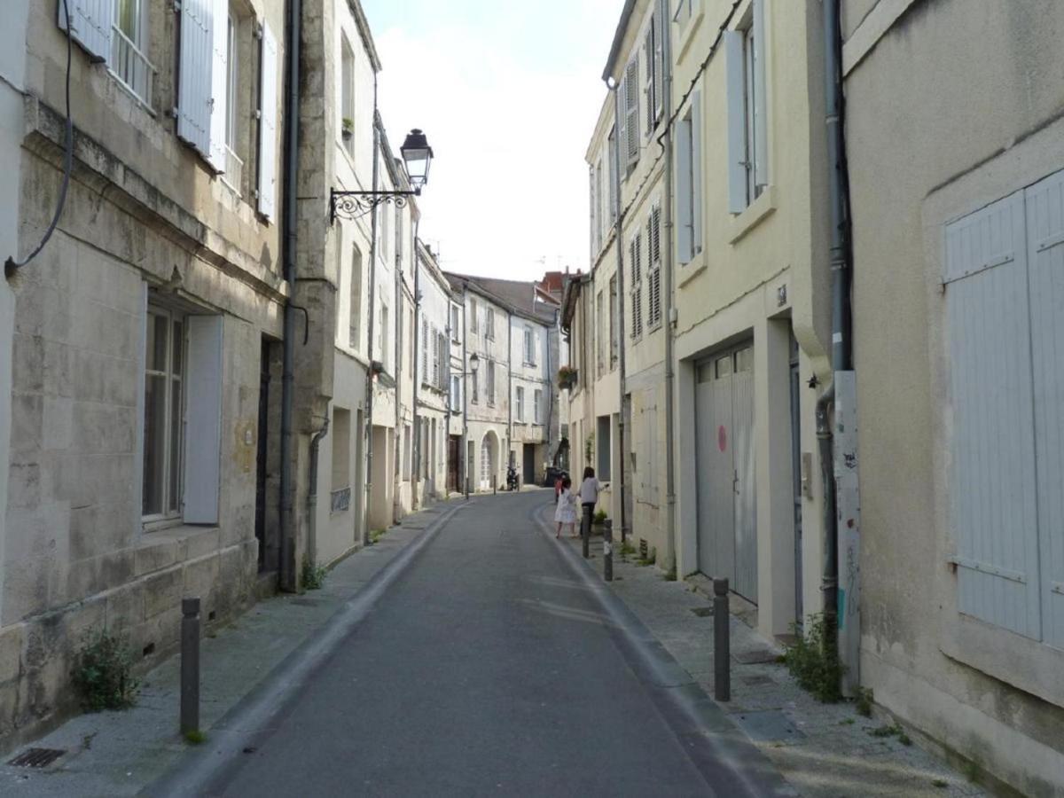 Charmant Cocon Iode Cosy Equipe, Baigne De Lumiere, Situe Au Coeur De La Rochelle A 1Min A Pied Du Marche Central Avec Tv Et Wifi Exterior photo