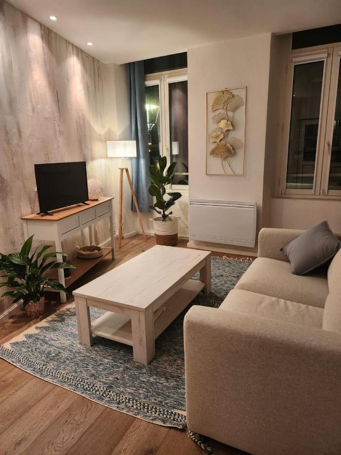Charmant Cocon Iode Cosy Equipe, Baigne De Lumiere, Situe Au Coeur De La Rochelle A 1Min A Pied Du Marche Central Avec Tv Et Wifi Exterior photo