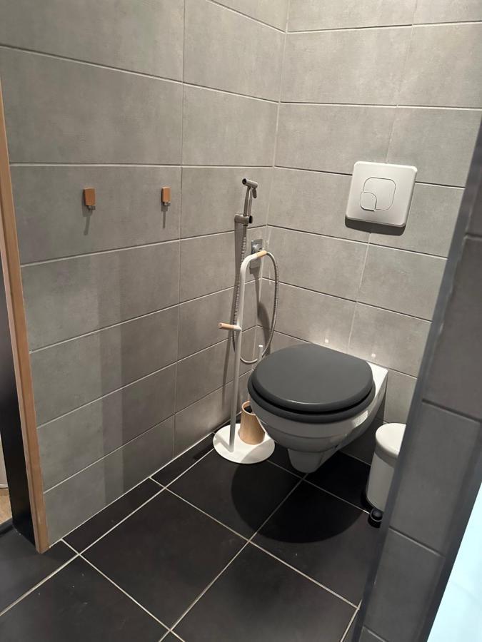 Charmant Cocon Iode Cosy Equipe, Baigne De Lumiere, Situe Au Coeur De La Rochelle A 1Min A Pied Du Marche Central Avec Tv Et Wifi Exterior photo