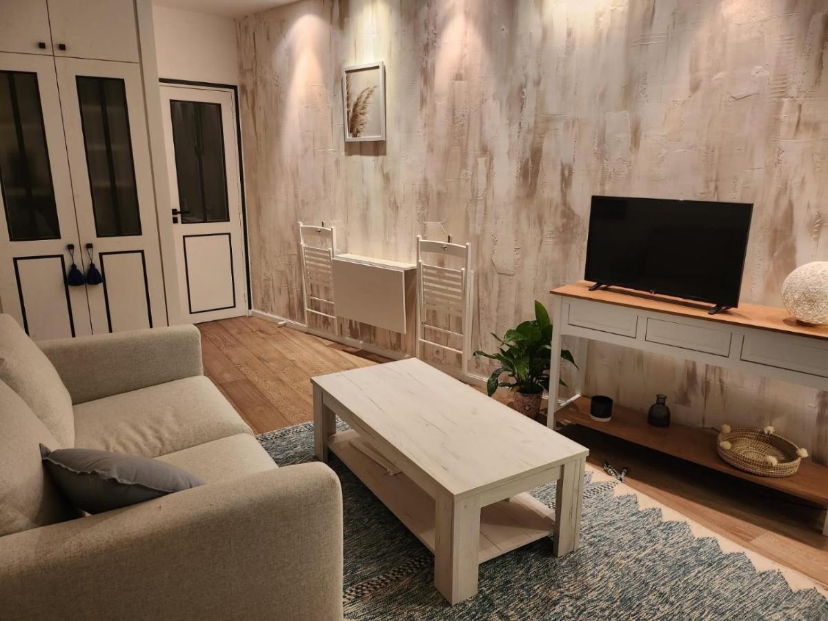 Charmant Cocon Iode Cosy Equipe, Baigne De Lumiere, Situe Au Coeur De La Rochelle A 1Min A Pied Du Marche Central Avec Tv Et Wifi Exterior photo